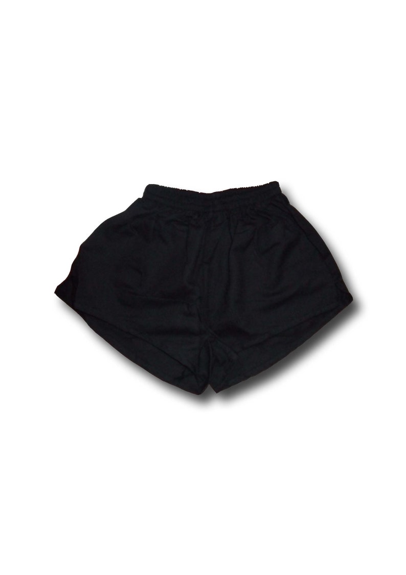 Pode incluir: Shorts esportivos pretos com c&oacute;s el&aacute;stico.
