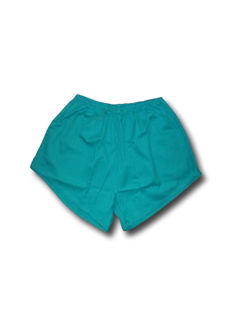 Pode incluir: Shorts esportivos turquesa com c&oacute;s el&aacute;stico.