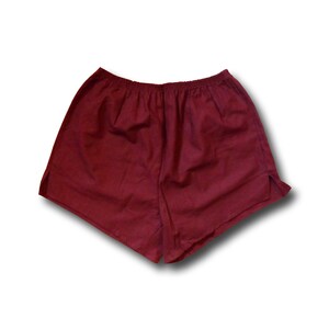 Pode incluir: Shorts esportivos bord&ocirc; com cintura de cord&atilde;o e fendas laterais.