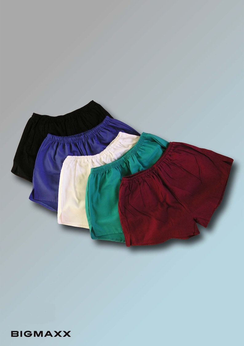 Pode incluir: Cinco pares de cal&ccedil;&otilde;es em diferentes cores: preto, azul, branco, verde e bord&ocirc;. Os cal&ccedil;&otilde;es est&atilde;o dobrados e empilhados uns sobre os outros.