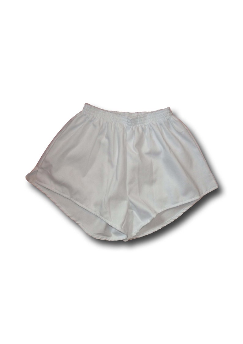 Pode incluir: Shorts esportivos brancos com c&oacute;s el&aacute;stico.