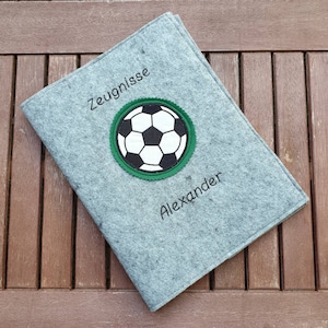 Zeugnismappe aus Wollfilz mit Fußball und Name