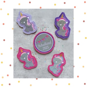 Könnte beinhalten: Vier Bügelbilder mit einem lila und pinken Einhorn-Design. Ein Patch ist ein Kreis mit dem Text "Schulkind 2025" in pink und lila.