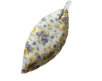 Dit is een Lefton Lilac Chintz-botschotel, offerschaal, altaarschaal, trinketschaal, vintage