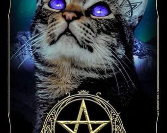 Op de afbeelding: Een mystieke afbeelding van een kat met drie ogen en paarse irissen, tegen een sterrenhemel. De kat heeft markeringen op zijn oren en wordt omlijst door een zwarte rand met sierlijke gouden ontwerpen, waaronder een pentagram.