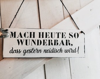 Holzschild mit Herzdeko