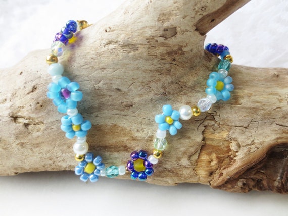 Bracciale con margherite di perline, braccialetto magnetico con fiori di perline color pastello, idea regalo per donne, amiche, sorelle e mamme. - Italia