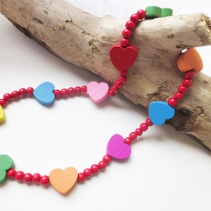 Collier enfant coloré en perles de bois, coeurs, élastique ou fixe, coloré, couleurs arc-en-ciel, personnalisable, personnalisable