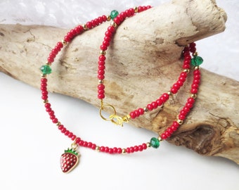 Short chain, necklace, necklace, choker, green, red, gold, enamelled strawberry, glass beads, seed beads, 40 cm