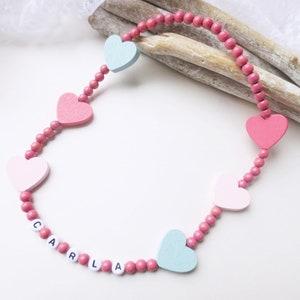 Collier enfant coloré en perles de bois, coeurs, élastique ou fixe, vieux rose, rose, pastel, personnalisable, collier prénom