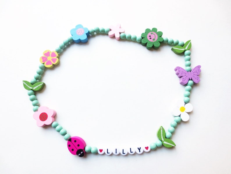 Bunte Kette für Kinder, Kinderkette aus Holzperlen, Frühling, Sommer, Blumen, Blumenwiese, pastell bunt, elastisch, Namenskette, Wunschname Bild 8