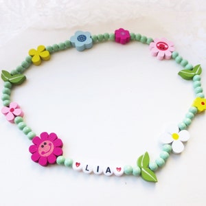 Bunte Kette für Kinder, Kinderkette aus Holzperlen, Frühling, Sommer, Blumen, Blumenwiese, pastell bunt, elastisch, Namenskette, Wunschname Bild 6