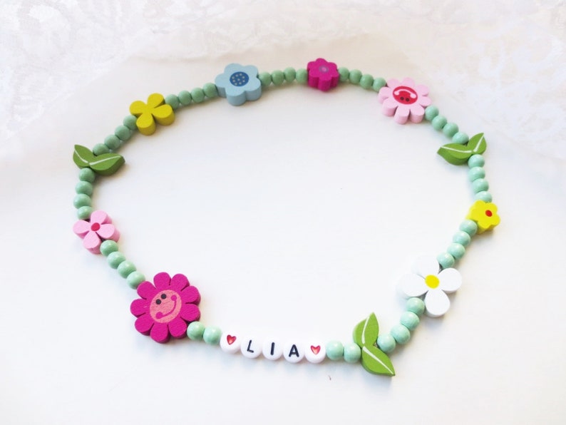 Bunte Kette für Kinder, Kinderkette aus Holzperlen, Frühling, Sommer, Blumen, Blumenwiese, pastell bunt, elastisch, Namenskette, Wunschname Bild 6