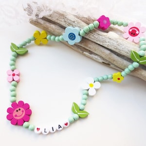 Bunte Kette für Kinder, Kinderkette aus Holzperlen, Frühling, Sommer, Blumen, Blumenwiese, pastell bunt, elastisch, Namenskette, Wunschname Bild 1