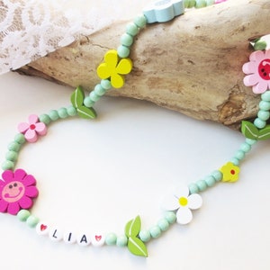 Bunte Kette für Kinder, Kinderkette aus Holzperlen, Frühling, Sommer, Blumen, Blumenwiese, pastell bunt, elastisch, Namenskette, Wunschname Bild 5