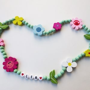 Bunte Kette für Kinder, Kinderkette aus Holzperlen, Frühling, Sommer, Blumen, Blumenwiese, pastell bunt, elastisch, Namenskette, Wunschname Bild 3