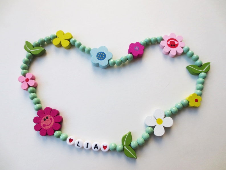 Bunte Kette für Kinder, Kinderkette aus Holzperlen, Frühling, Sommer, Blumen, Blumenwiese, pastell bunt, elastisch, Namenskette, Wunschname Bild 3