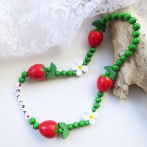 Children's necklace made of wooden beads, large strawberries, flowers, red, green, elastic, approx. 46 cm, customizable, optionally without a name