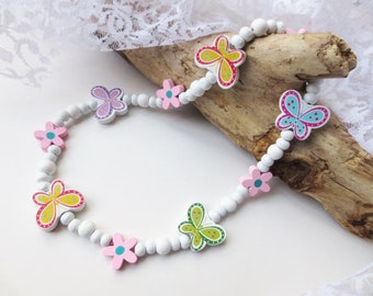 Bunte Kette für Kinder, Kinderkette aus Holzperlen, Schmetterlinge, Blüten, elastisch, weiß, pastellfarben, personalisierbar