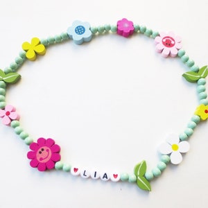 Bunte Kette für Kinder, Kinderkette aus Holzperlen, Frühling, Sommer, Blumen, Blumenwiese, pastell bunt, elastisch, Namenskette, Wunschname Bild 4