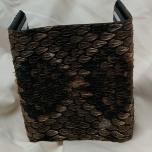 Cartera de tres pliegues con diseño de serpiente de cascabel con diseño de diamante occidental