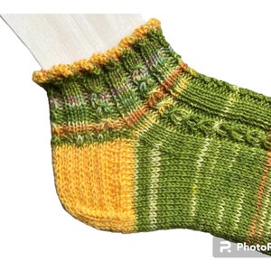 Wollsocken, Sneaker Gr. 37/38 mit gedrehtem Rand und Kaffeebohnen Muster in grün-gelb Töne Bild 2