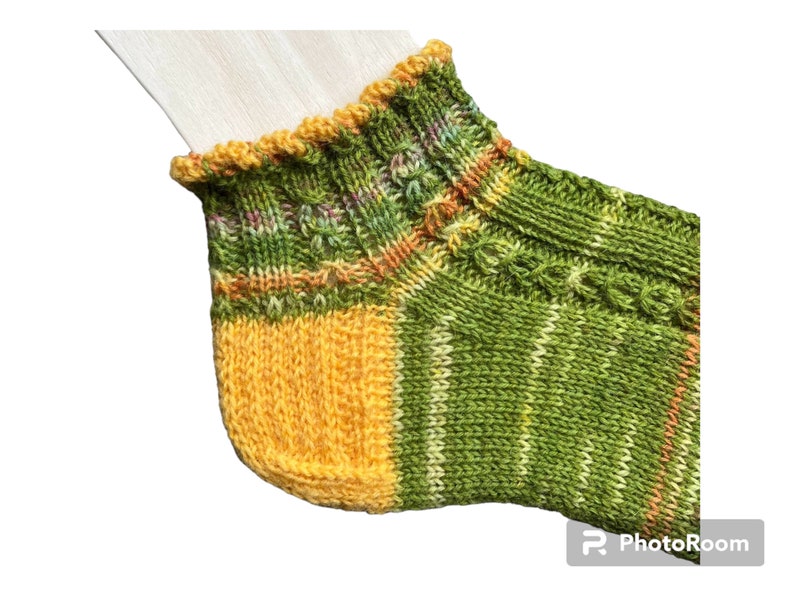 Wollsocken, Sneaker Gr. 37/38 mit gedrehtem Rand und Kaffeebohnen Muster in grün-gelb Töne Bild 2