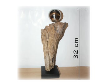 Treibholz - Holzkunst, Skulptur  mit Edelstahlkugel  auf schwarzem Holzsockel