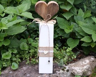 Stèle en bois avec COEUR en bois de cerisier 42 cm, shabby chic