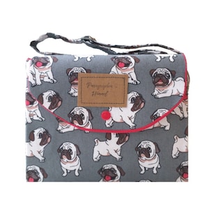 Könnte beinhalten: Eine graue Stofftasche mit rotem Besatz und einem braunen Lederanhänger mit der Aufschrift "Puggylove - Himmel". Die Tasche ist mit einem Muster aus Mops bedeckt.