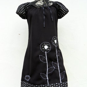 schwarz Kleid Blumen Punkte Dots bestickt Bild 2