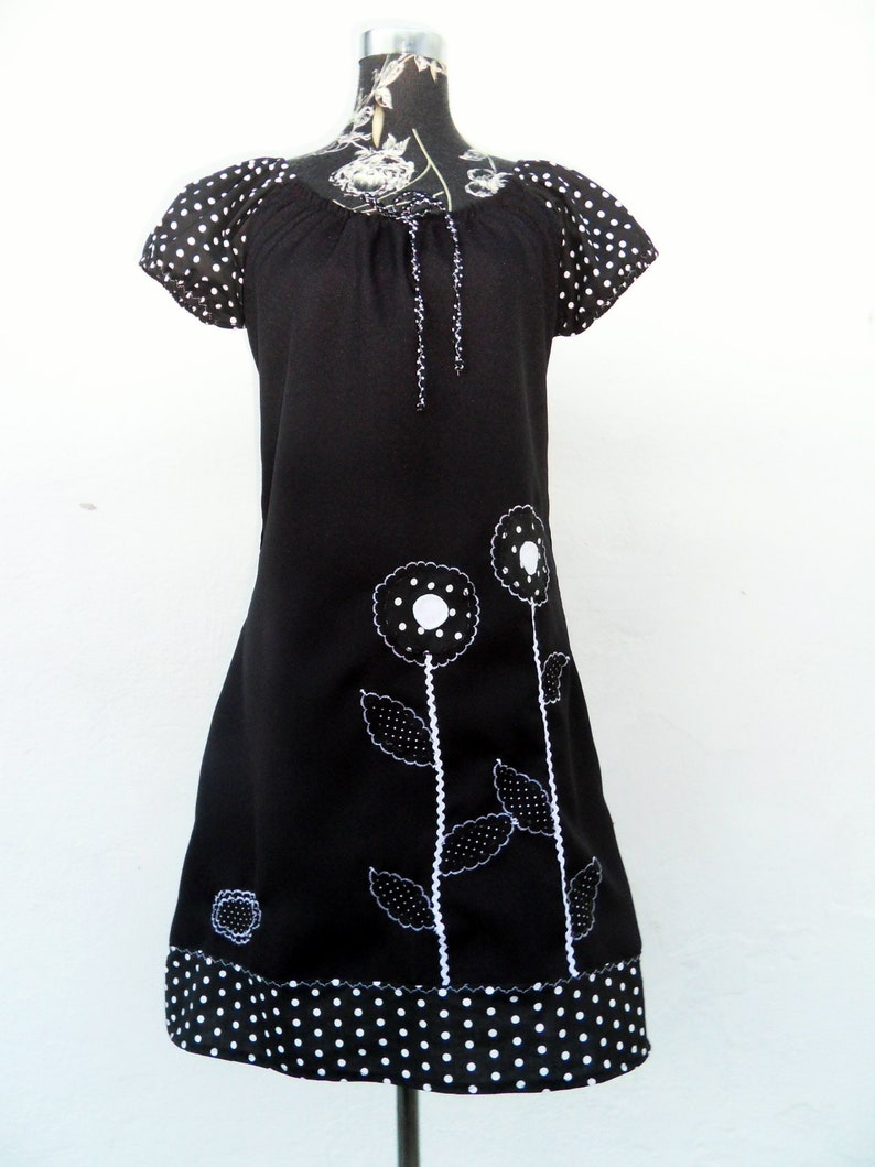 schwarz Kleid Blumen Punkte Dots bestickt Bild 1