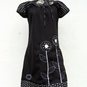 schwarz Kleid Blumen Punkte Dots bestickt Bild 3