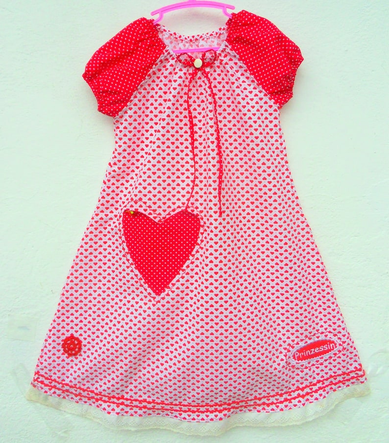 Einschulung Herz rot weiß Prinzessin Mädchenkleid Herzen Bild 1