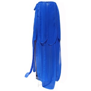 Pode incluir: Uma saia longa e fluida azul royal com um design em camadas escalonadas. A saia é feita de um tecido leve e transparente.