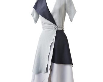 Vestido cruzado gris con cinturón