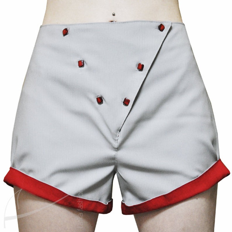 Short de style enveloppe avec des boutons rouges image 1