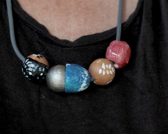 Collier chaîne boule bois cyanotype perles céramique métallique peint à la main, pièce unique