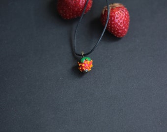 Pendentif chaine fraise artisanat verre perle rouge pièce unique