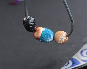 Collier chaîne boule cyanotype 2 bois cuivre perles céramique peinte à la main, pièce unique