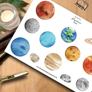 Könnte beinhalten: Ein Bogen Sticker mit Aquarell-Illustrationen von Planeten, darunter Erde, Mars, Jupiter, Saturn und Neptun. Die Sticker sind perfekt, um Ihrem Planer, Journal oder Laptop einen Hauch von Weltraum zu verleihen.