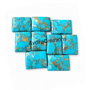 Puede incluir: Ocho cabujones rectangulares de turquesa con superficies de color azul vibrante y complejos patrones de vetas de color dorado metálico. Las piedras están dispuestas en grupo y el texto AvdiraCreations está impreso en negro en el centro.