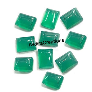 Può includere: Dieci cabochon di pietra preziosa verde di forma rettangolare. Le pietre preziose sono lisce e lucidate.