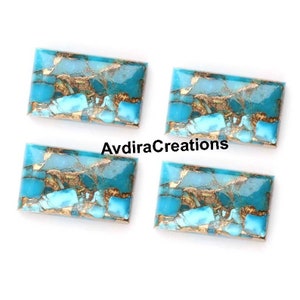 Peut inclure: Quatre cabochons rectangulaires turquoise avec des paillettes dorées et un motif marbré. Les cabochons mesurent environ 2,5 cm sur 3,8 cm.