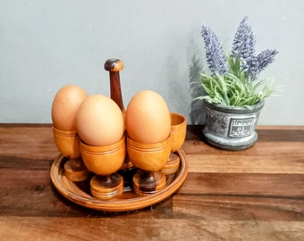 Vintage gedrechselte Eierbecher aus Holz mit Ständer Rustikale Bauernküche