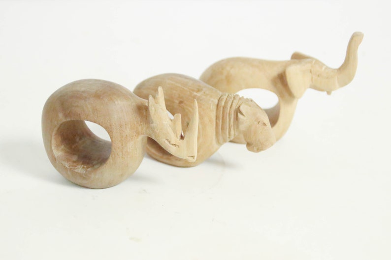 Vintage 3 pièces. Set rond de serviette bois anneaux en bois animaux Afrique éléphant rhino déco chaîne Afrique fait main sculpté à la main image 2