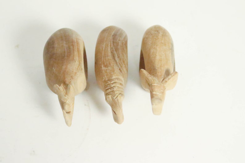 Vintage 3 pièces. Set rond de serviette bois anneaux en bois animaux Afrique éléphant rhino déco chaîne Afrique fait main sculpté à la main image 4