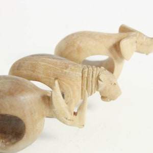 Vintage 3 pièces. Set rond de serviette bois anneaux en bois animaux Afrique éléphant rhino déco chaîne Afrique fait main sculpté à la main image 8