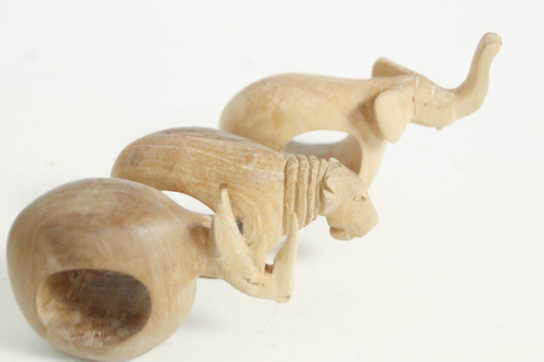 Vintage 3 pièces. Set rond de serviette bois anneaux en bois animaux Afrique éléphant rhino déco chaîne Afrique fait main sculpté à la main image 8