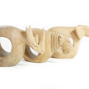 Vintage 3 pièces. Set rond de serviette bois anneaux en bois animaux Afrique éléphant rhino déco chaîne Afrique fait main sculpté à la main image 1